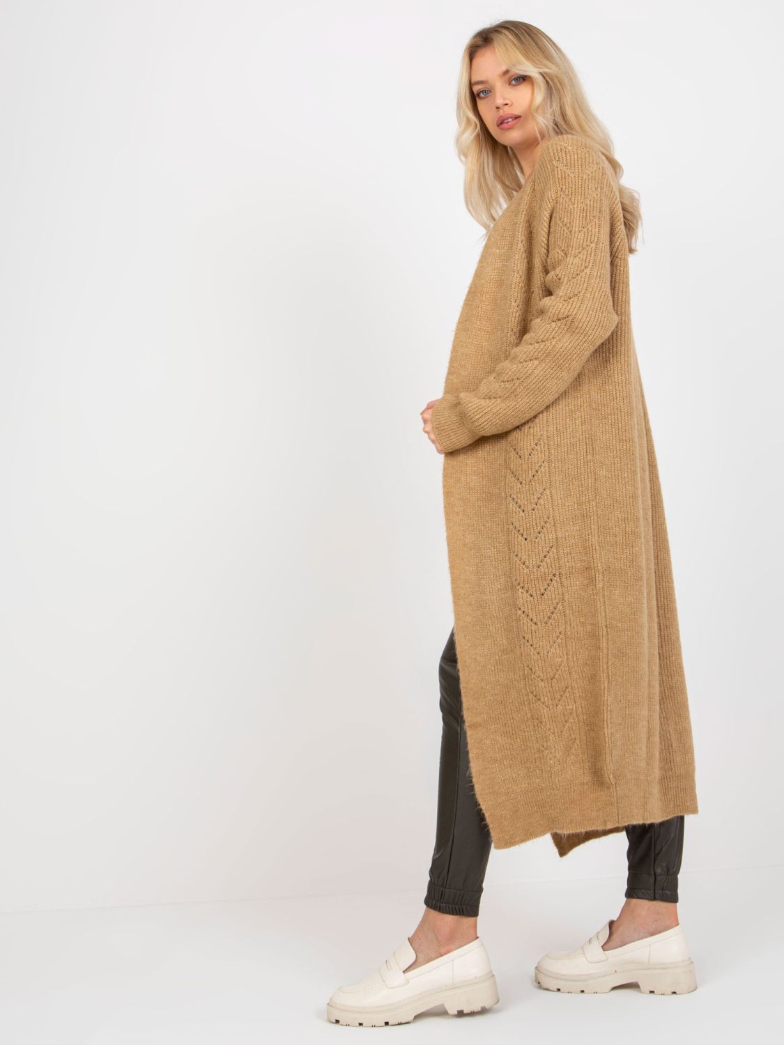 Camelowy maxi kardigan z ażurowym wzorem