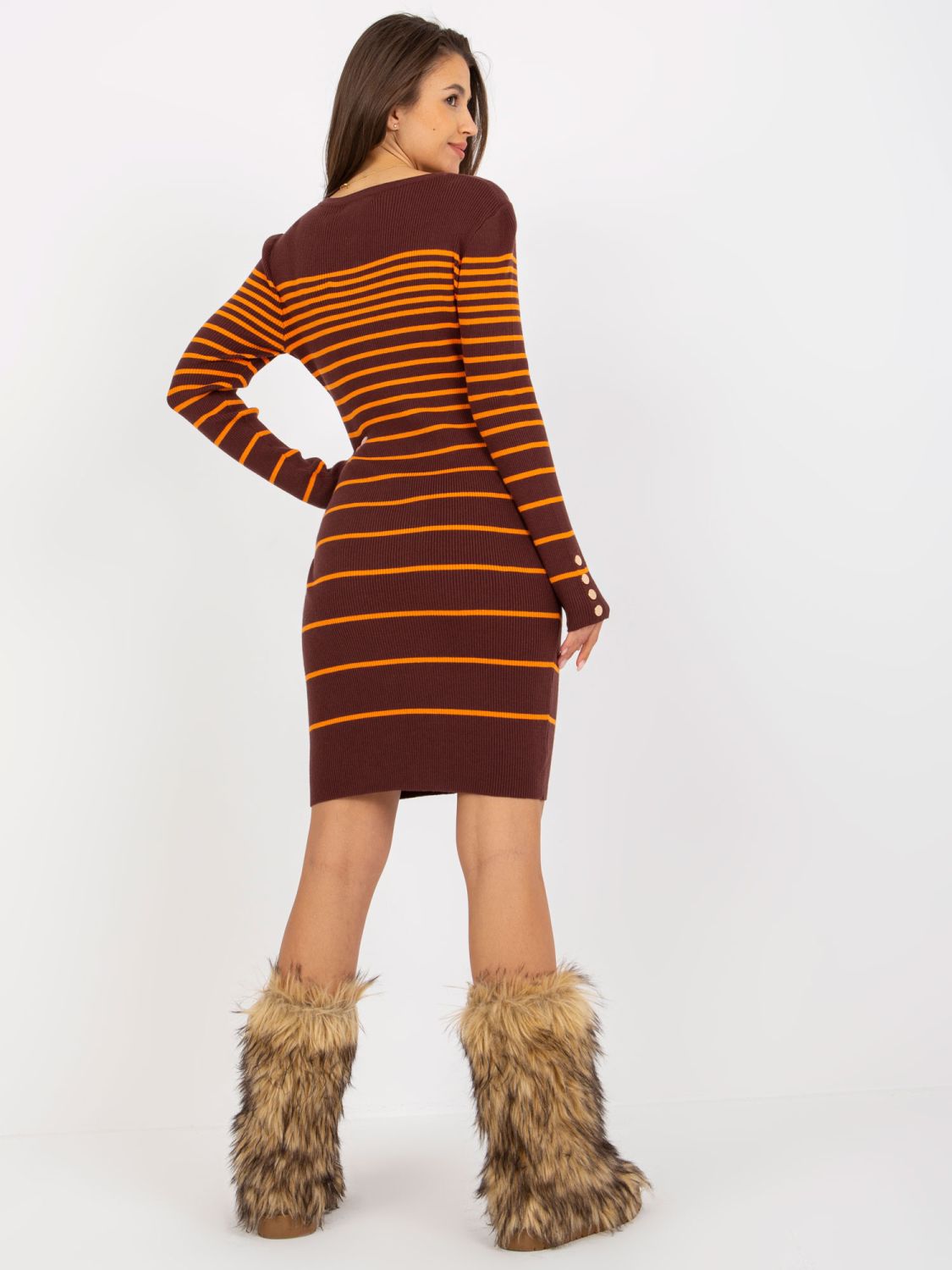 Ciemnobrązowa prążkowana sukienka dopasowana w paski