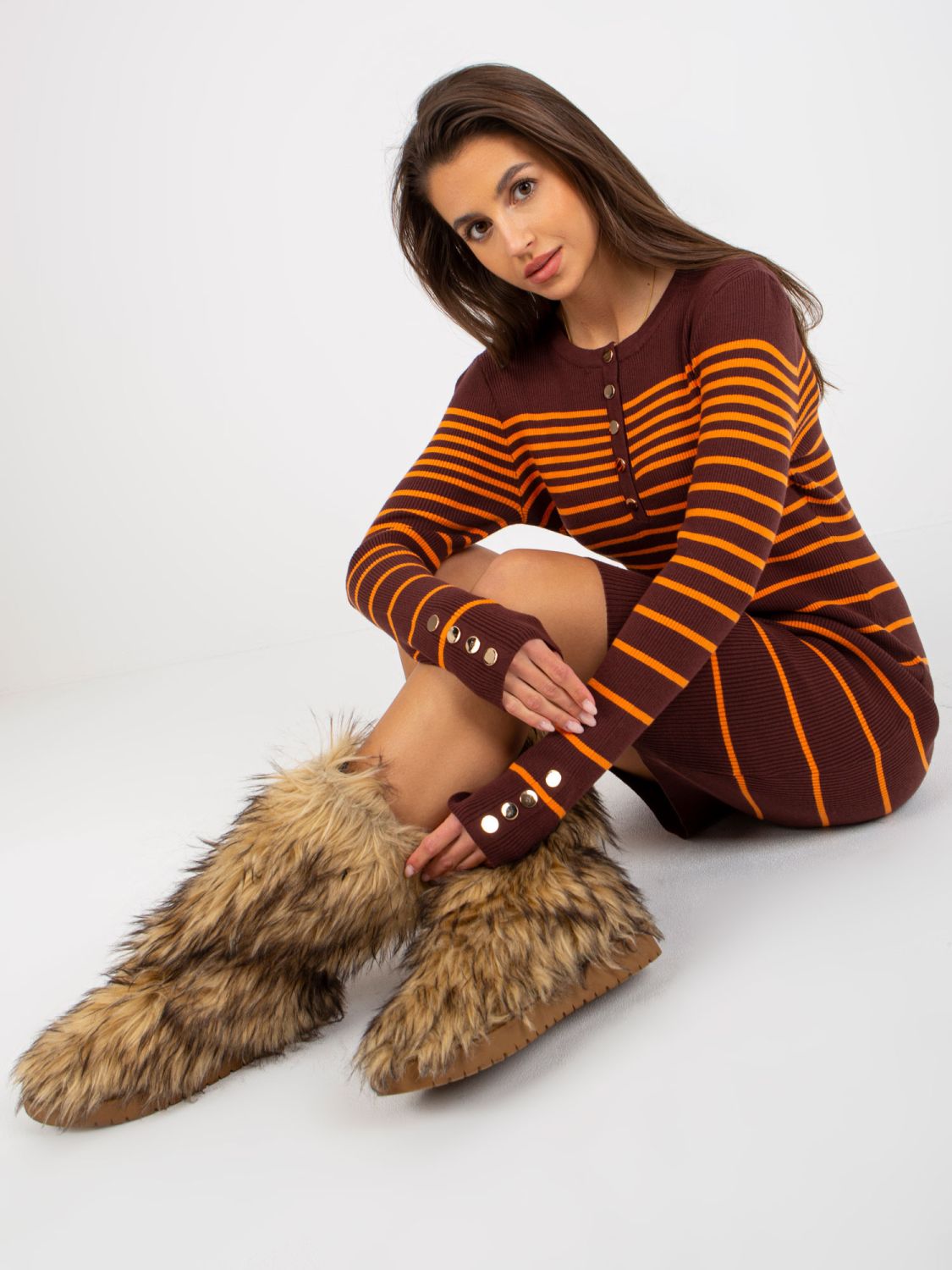 Ciemnobrązowa prążkowana sukienka dopasowana w paski