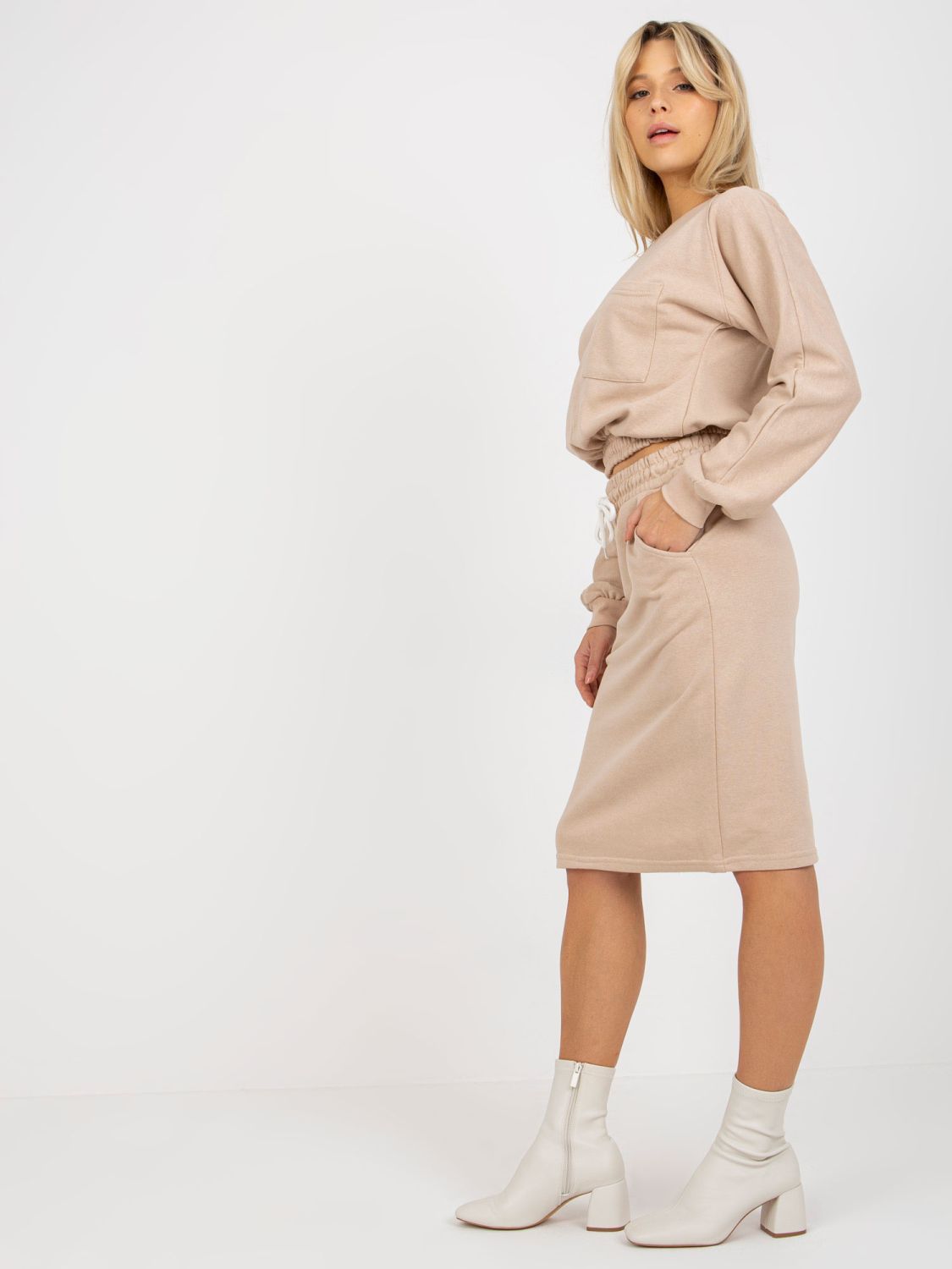Beżowy casualowy komplet basic z krótką bluzą