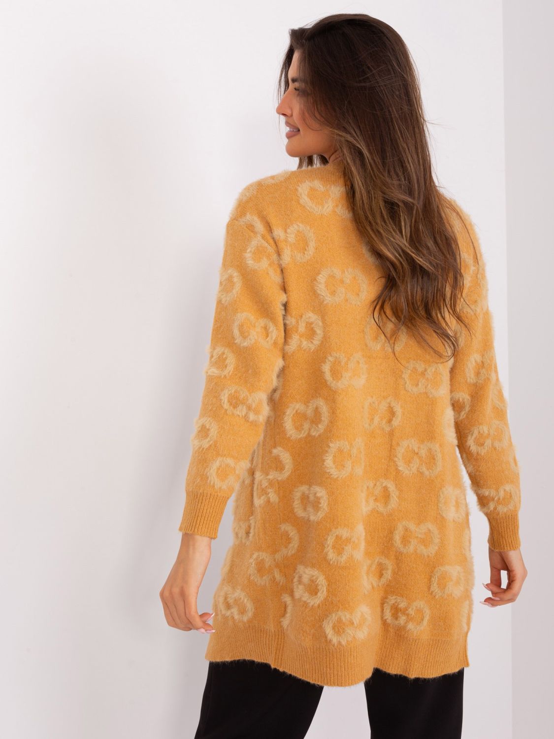 Camelowy damski kardigan we wzory