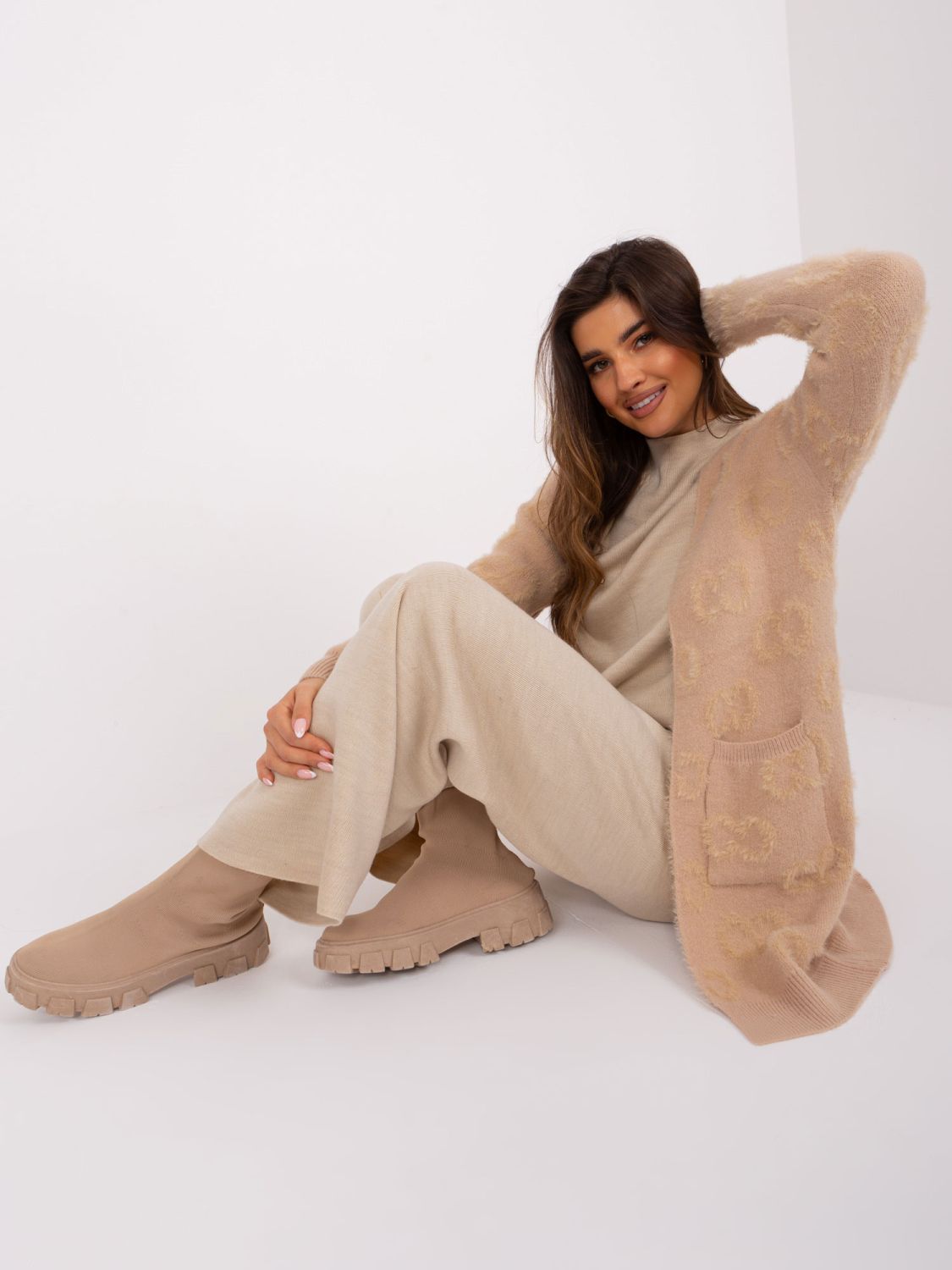 Beżowy kardigan z kieszeniami