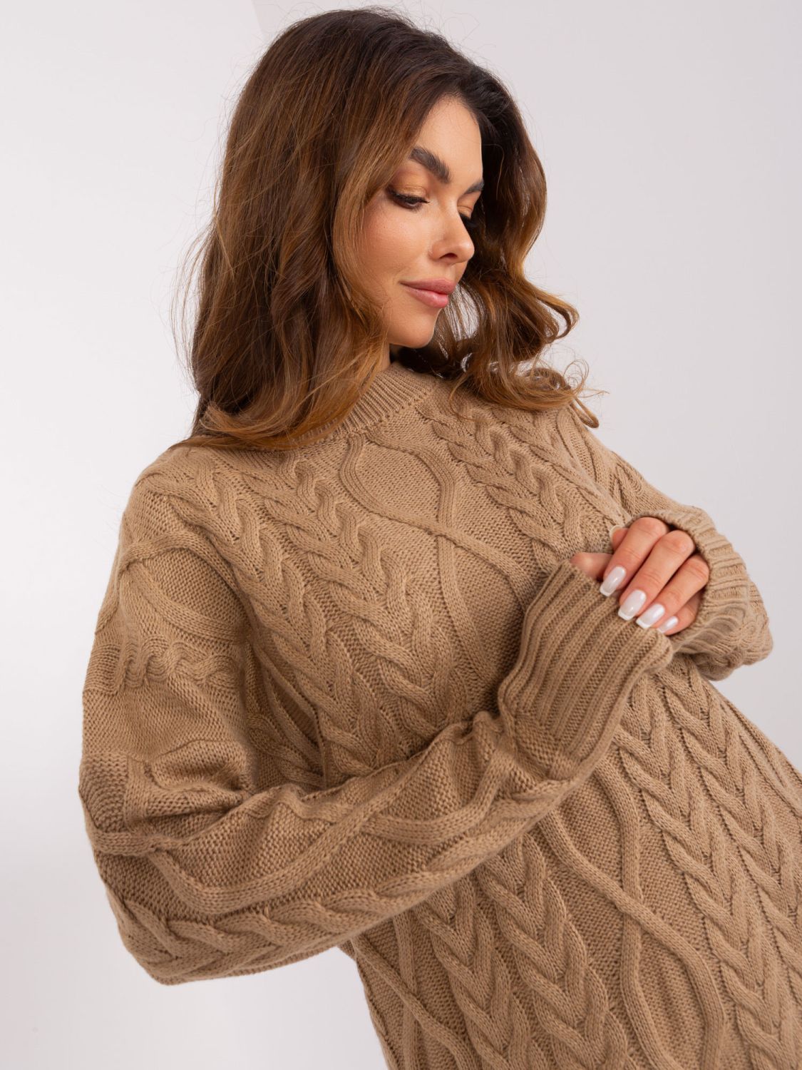 Midi sukienka w beżowym kolorze