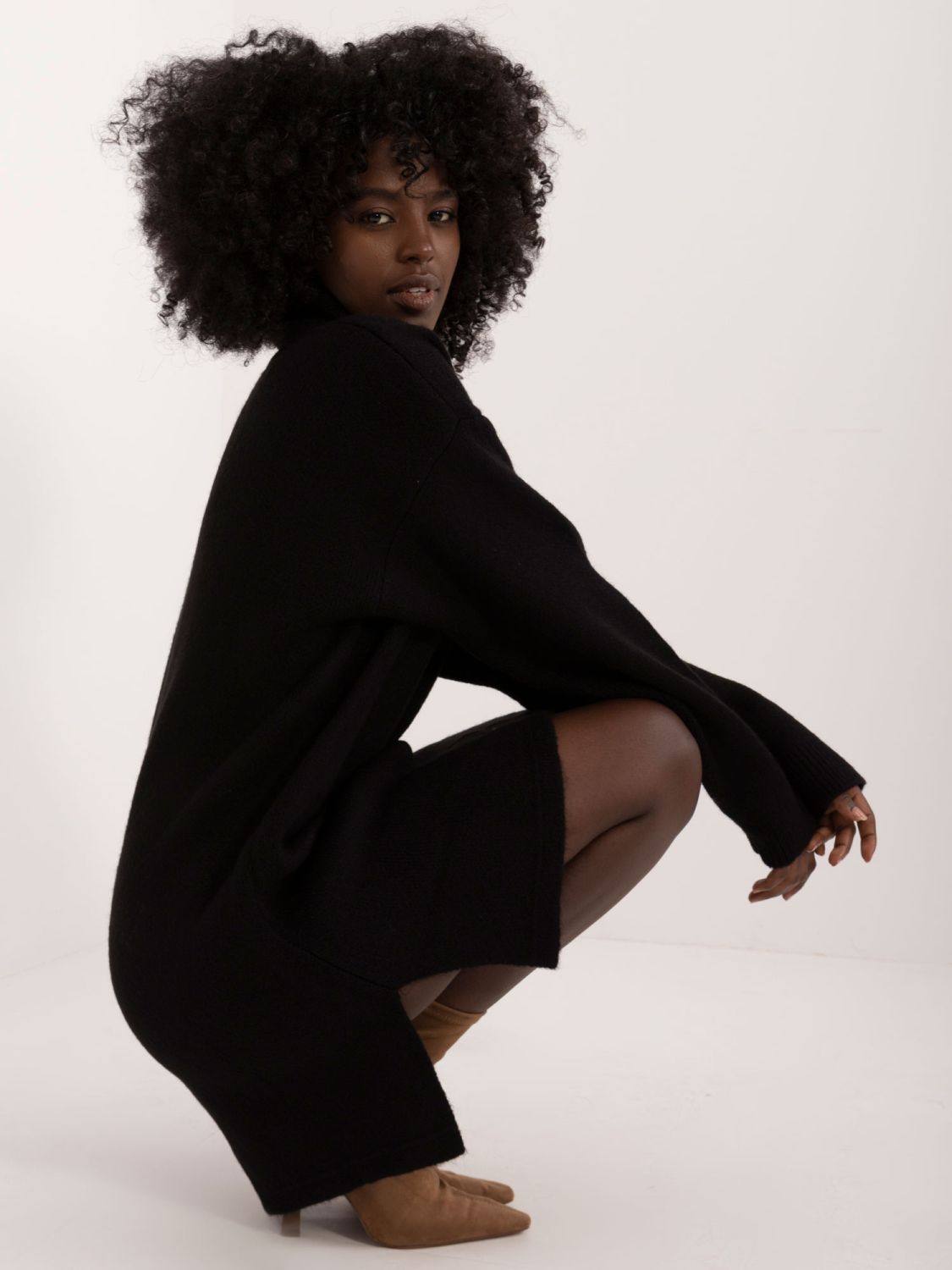 Elegancka czarna mini sukienka z długim rękawem