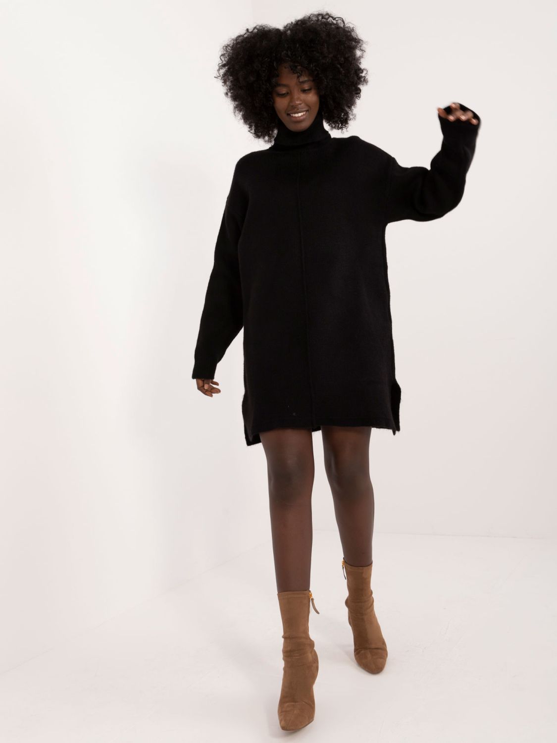 Elegancka czarna mini sukienka z długim rękawem