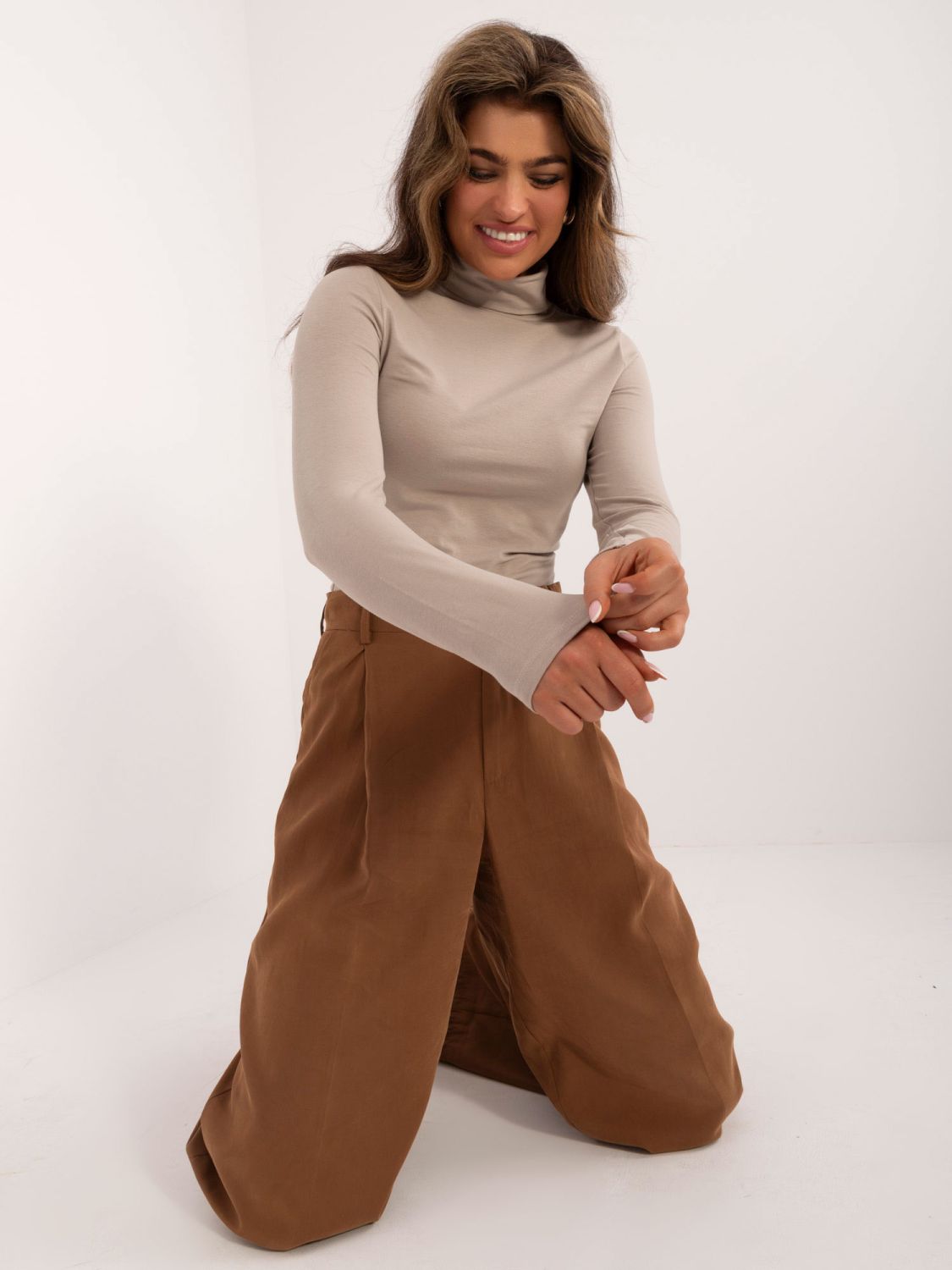 Stylowa beżowa bluzka z długim rękawem