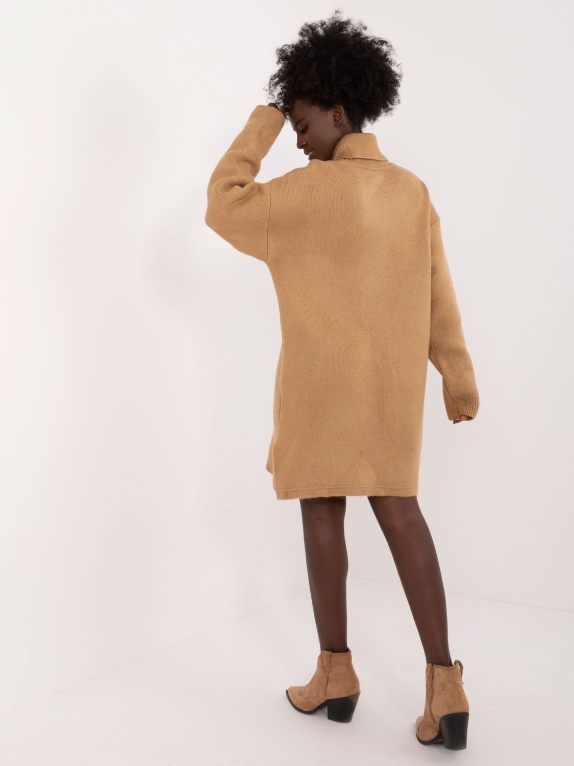 Stylowa brązowa mini sukienka z długim rękawem