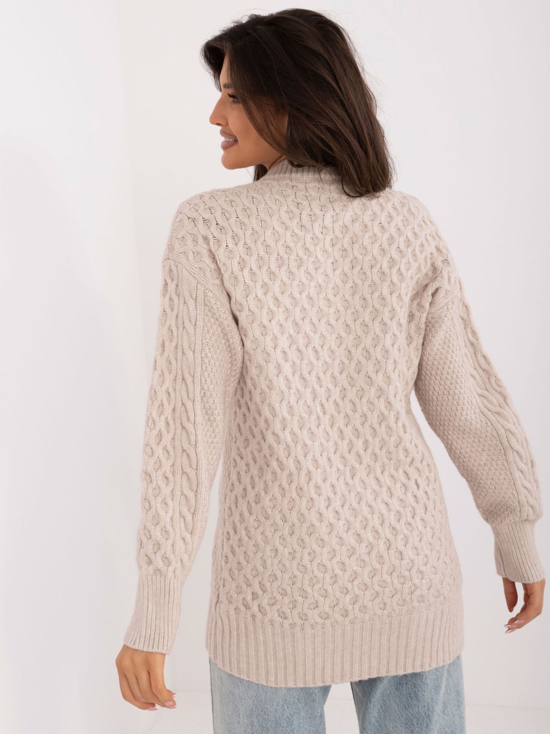 Beżowy sweter z długim rękawem