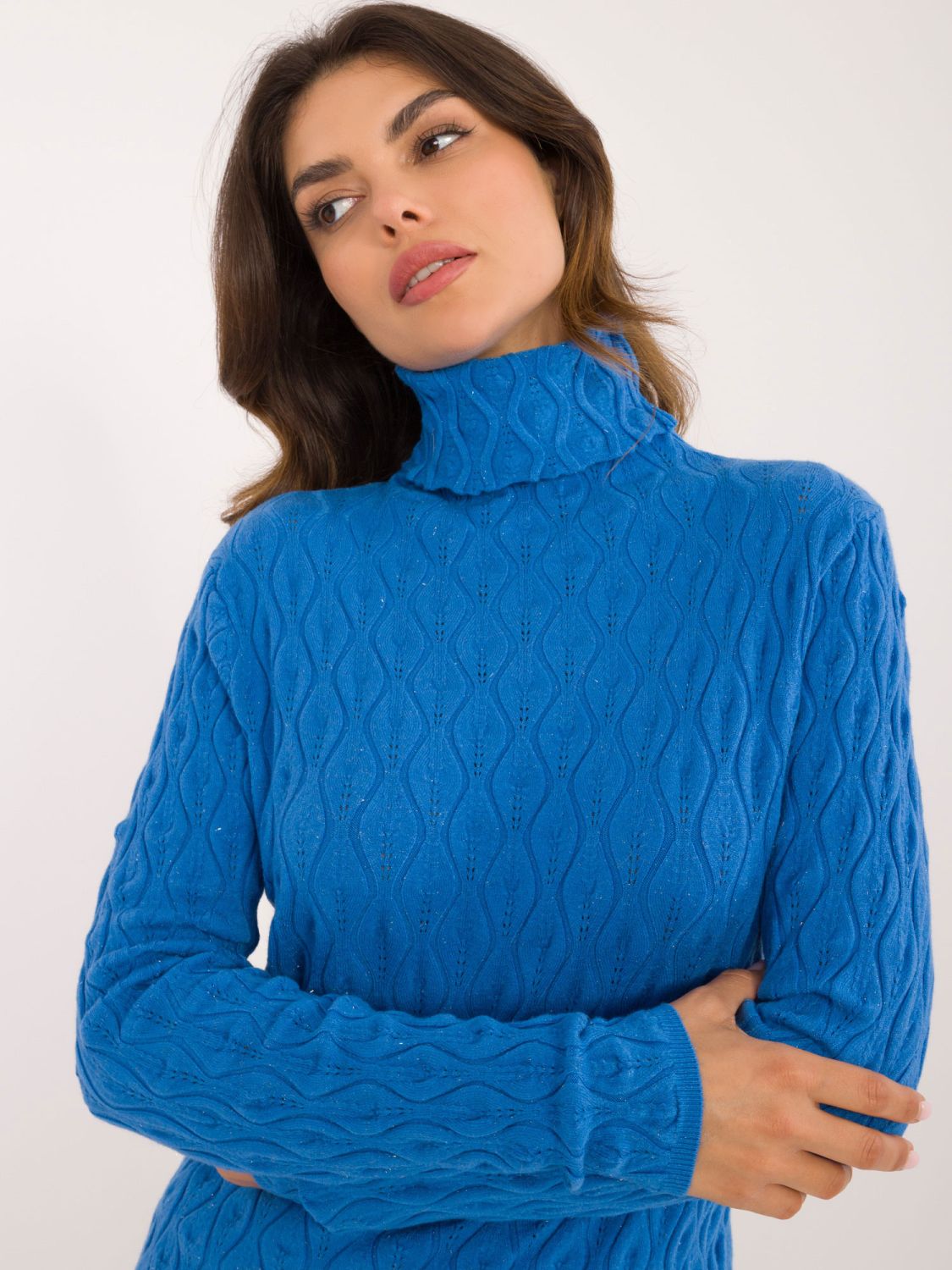 Niebieski sweter z golfem