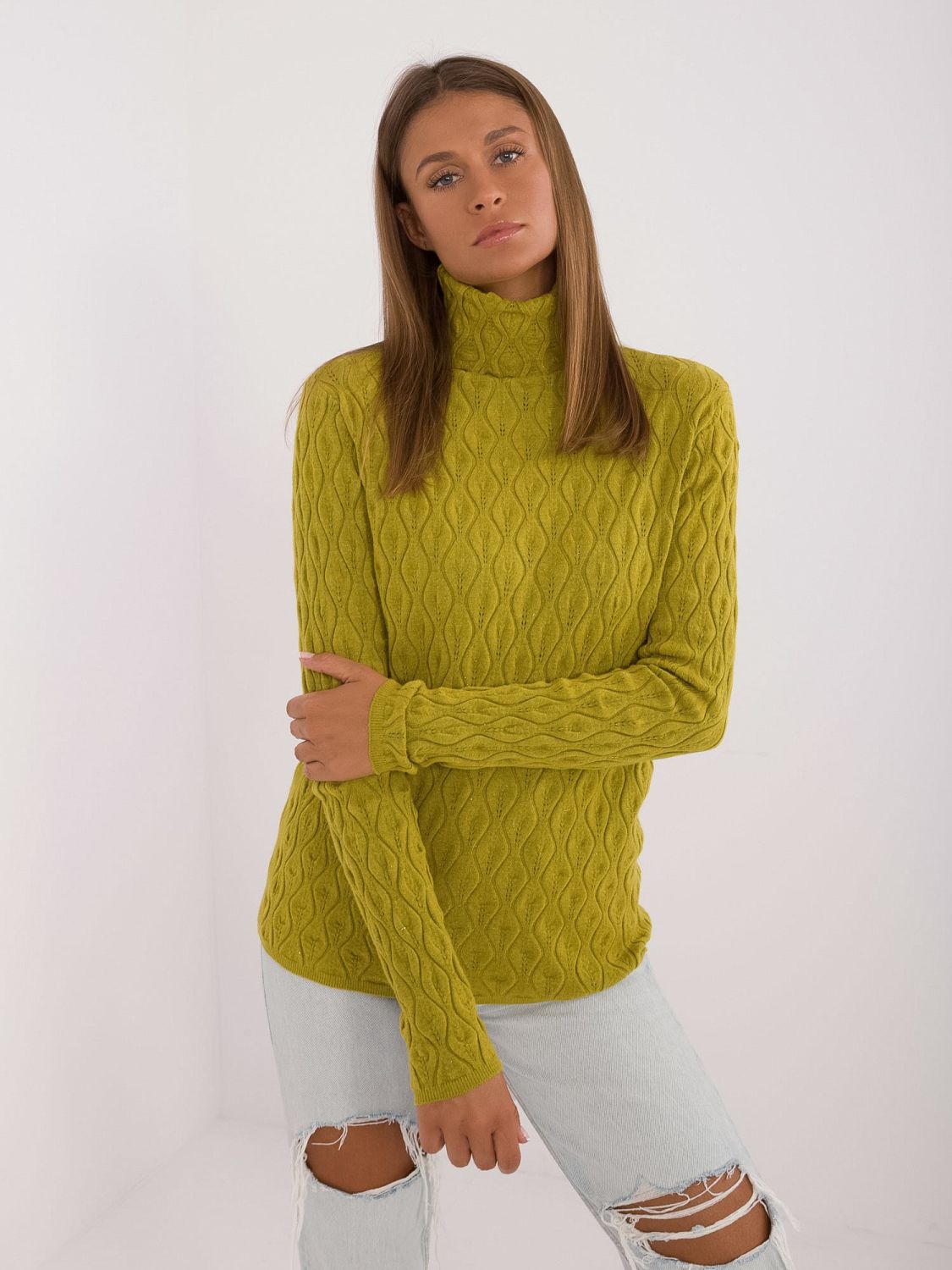 Elegancki oliwkowy sweter z golfem