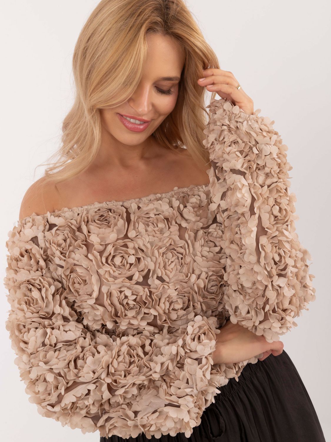 Elegancka beżowa bluzka z długim rękawem