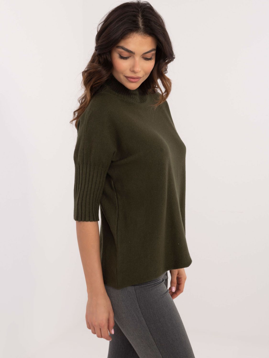 Stylowy khaki sweter z golfem