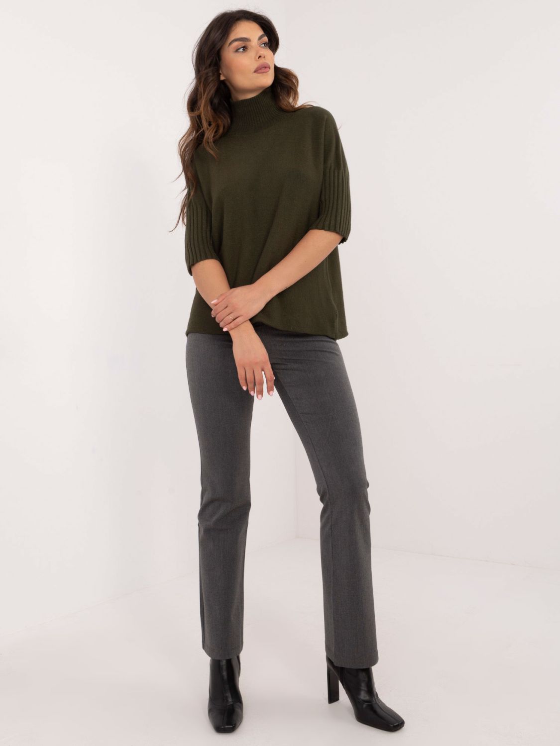 Stylowy khaki sweter z golfem