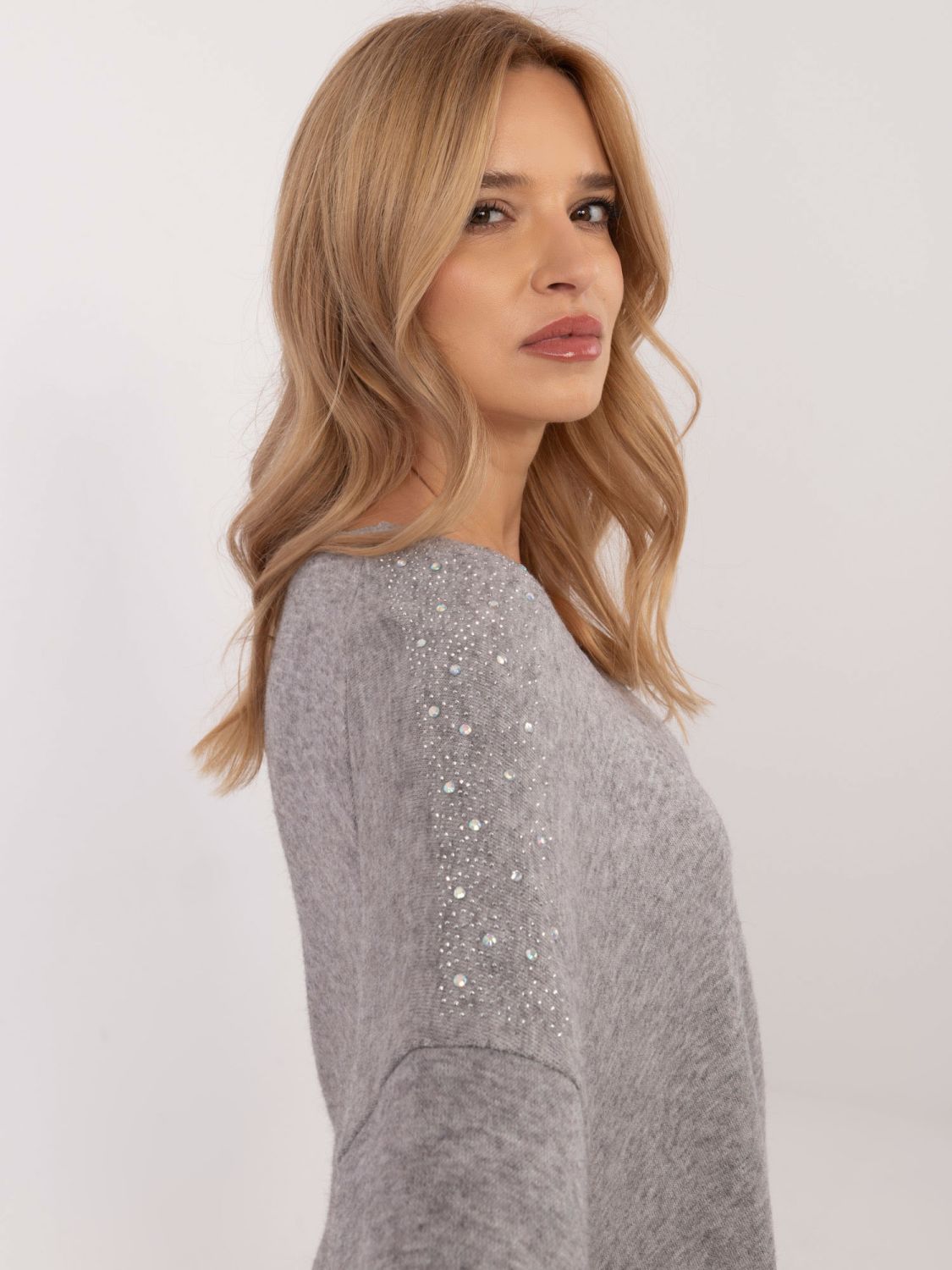 Elegancki szary sweter z aplikacją