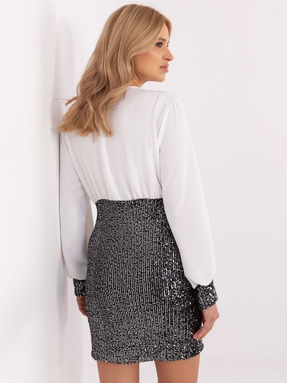 Elegancka ecru sukienka koktajlowa