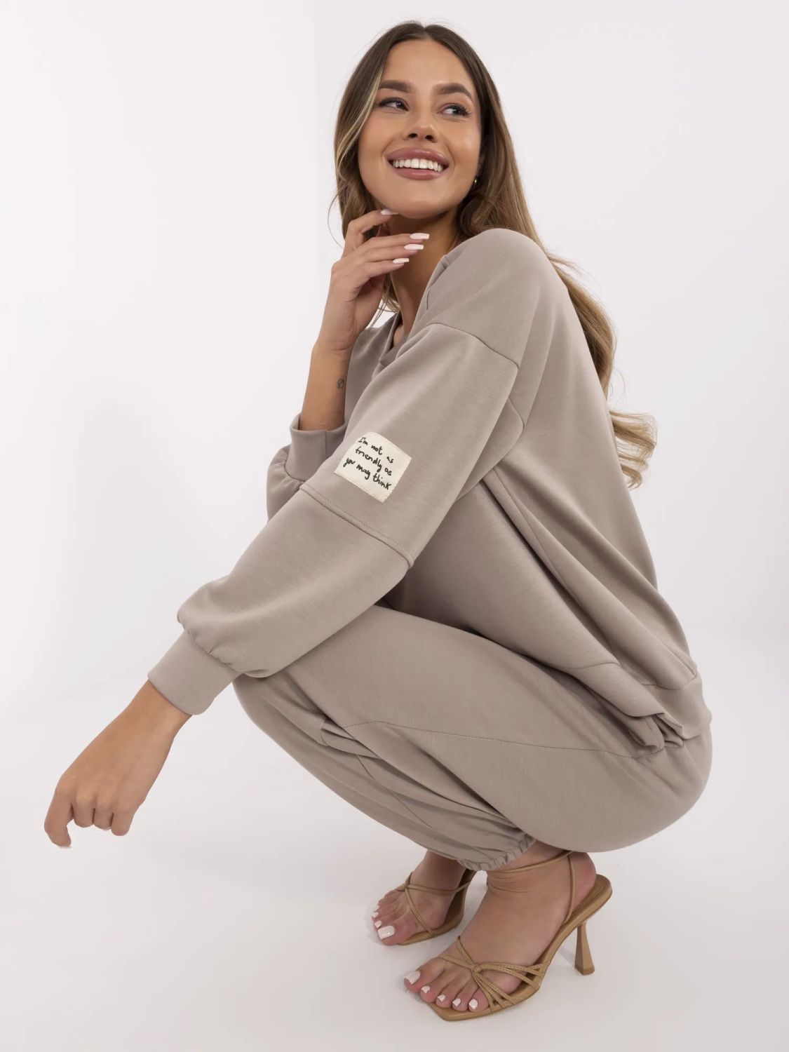 Stylowy komplet w beżowym kolorze