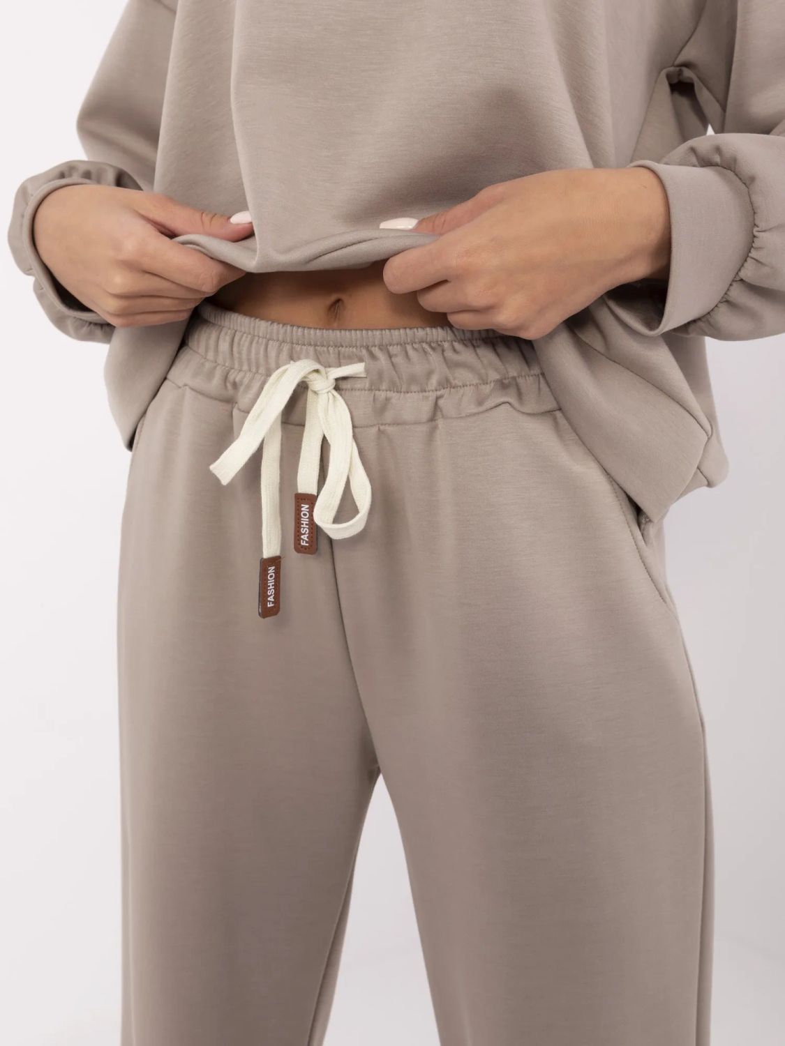 Stylowy komplet w beżowym kolorze