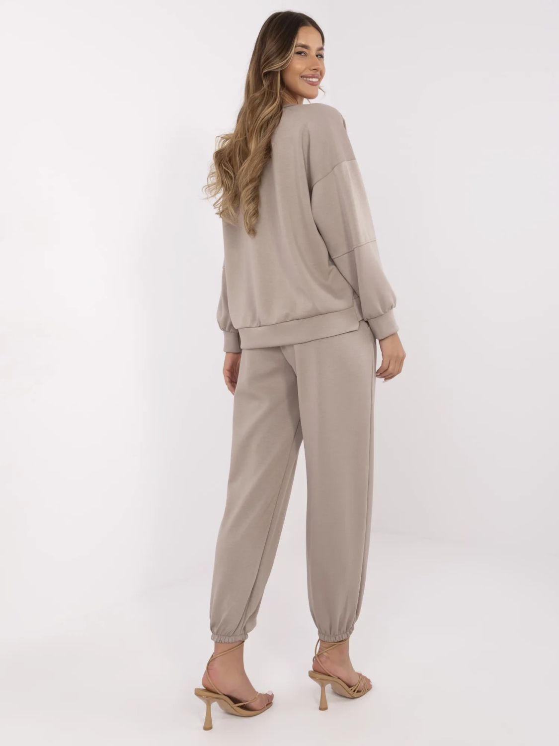 Stylowy komplet w beżowym kolorze