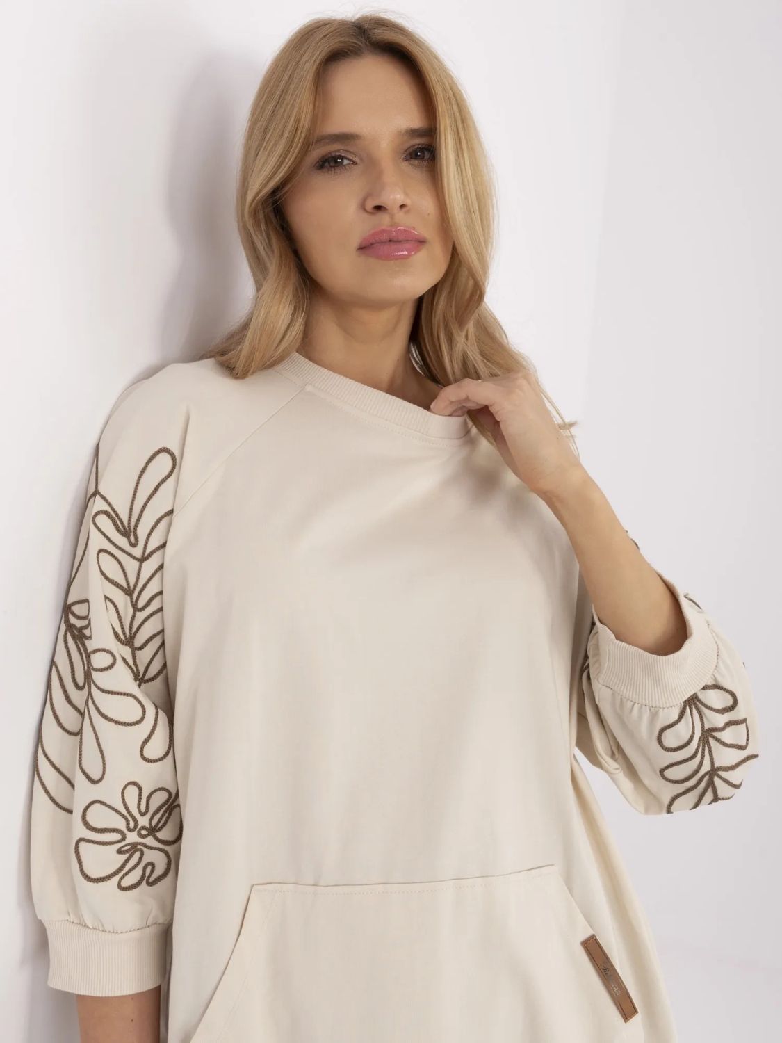Elegancka bluzka z haftem w jasnym beżowym odcieniu