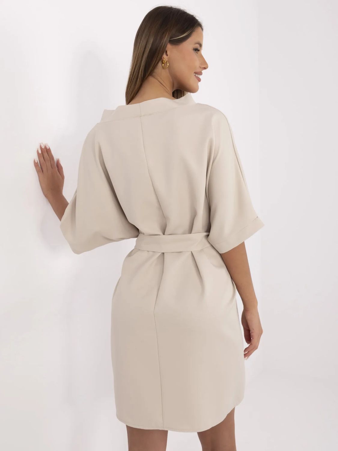 Elegancka beżowa sukienka koktajlowa