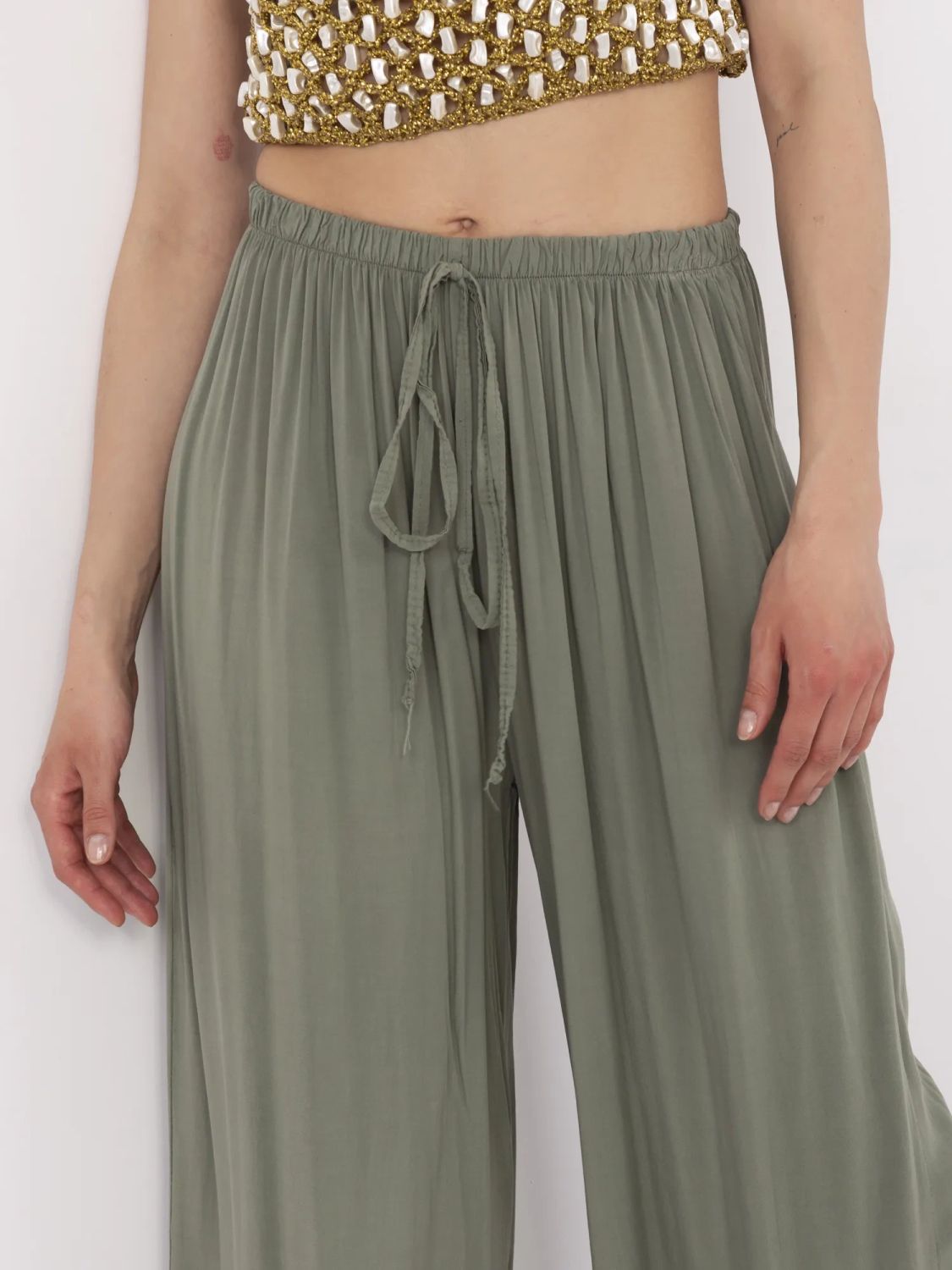 Stylowe khaki spodnie z wysokim stanem
