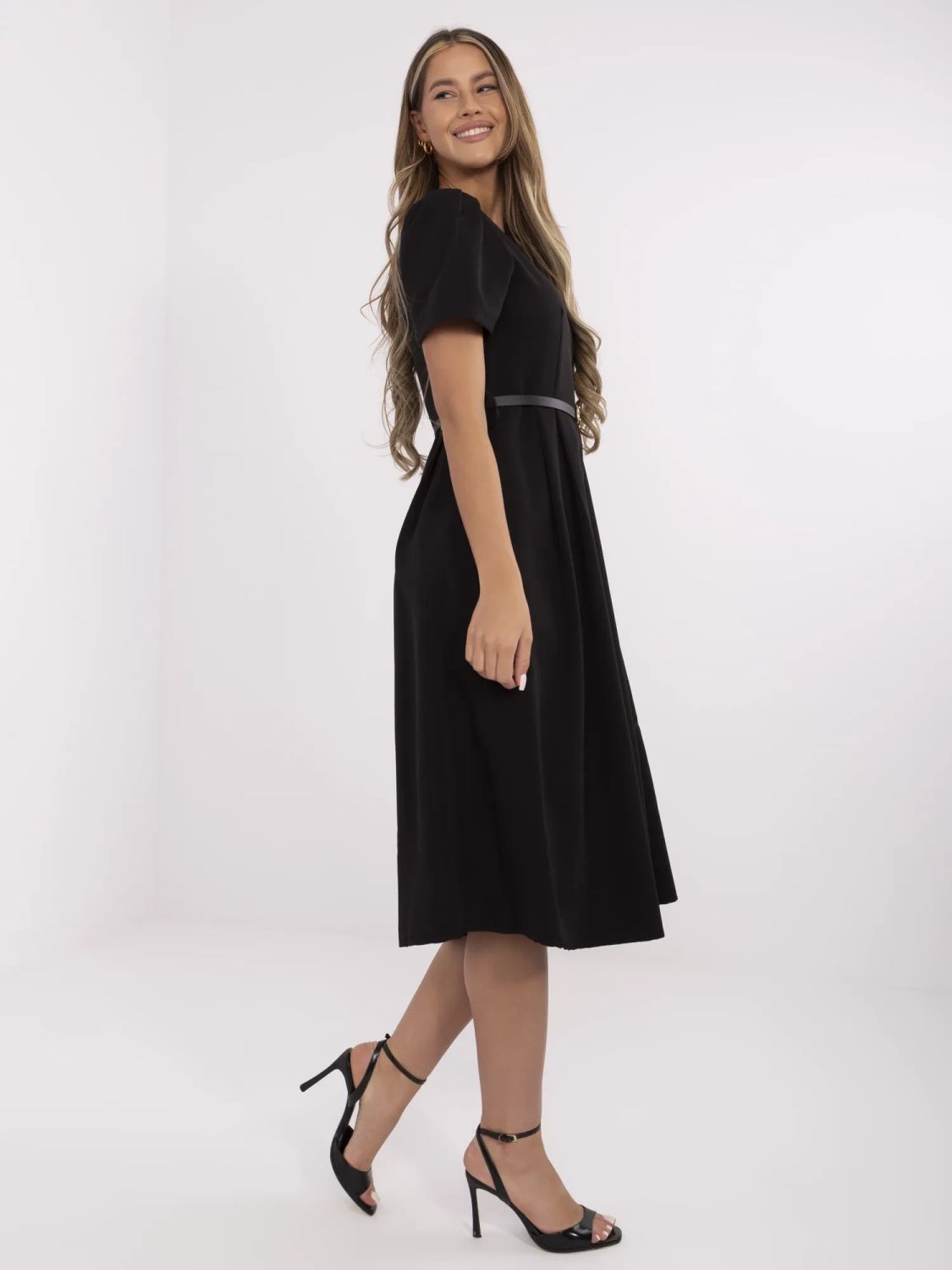 Elegancka czarna rozkloszowana sukienka