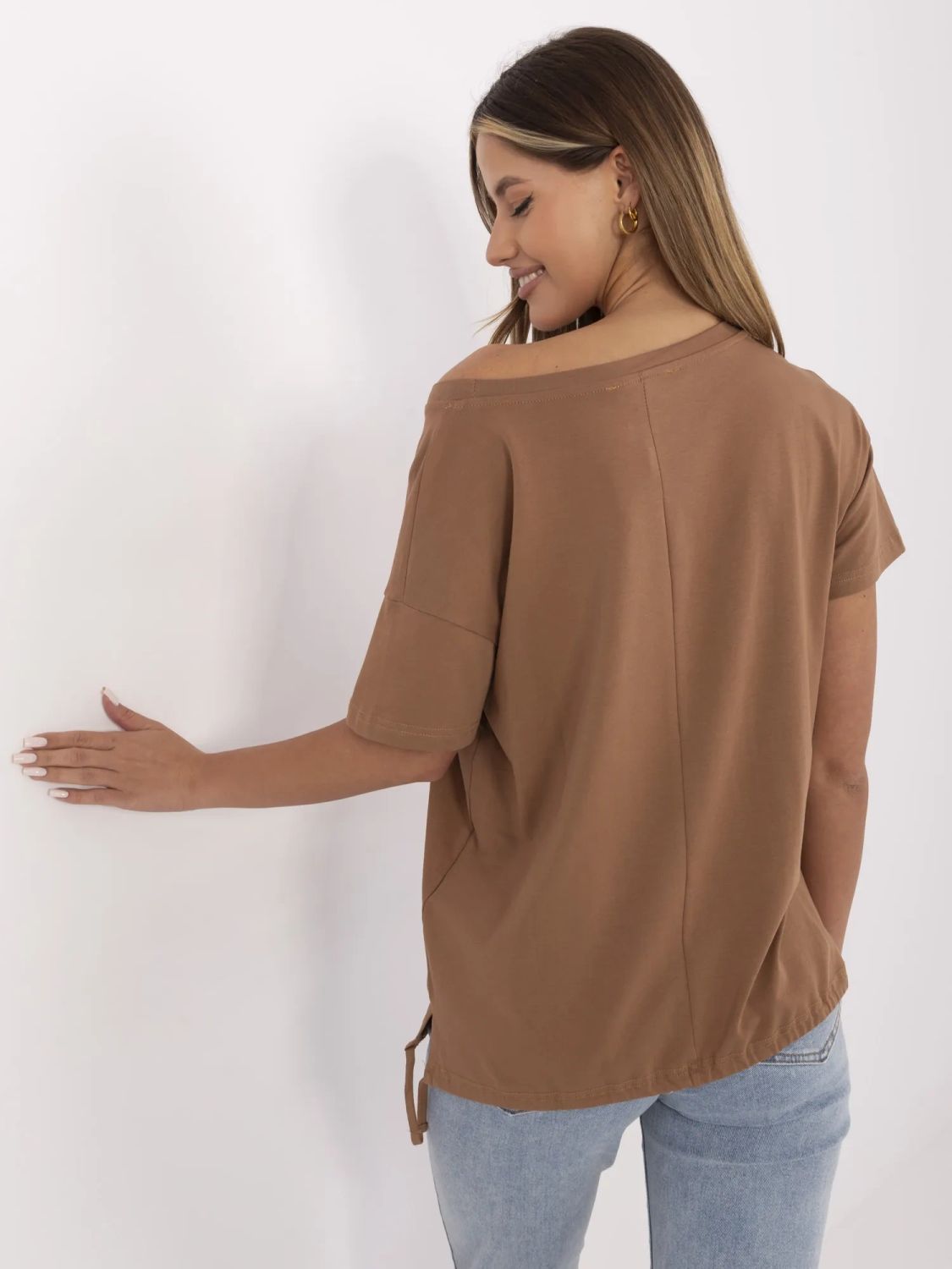 Stylowe t-shirt z aplikacją w jasnym beżu