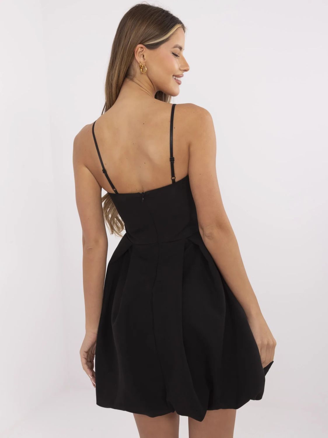 Elegancka czarna sukienka koktajlowa