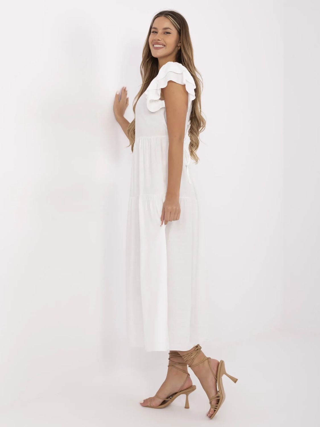 Elegancka sukienka midi z falbanami