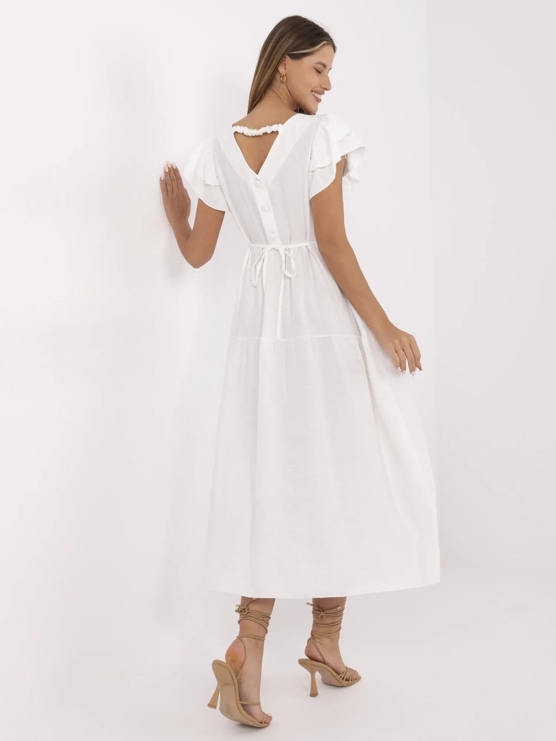 Elegancka sukienka midi z falbanami