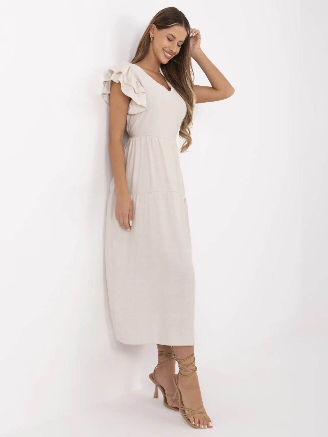 Béżowa rozkloszowana sukienka z dekoltem w kształcie V