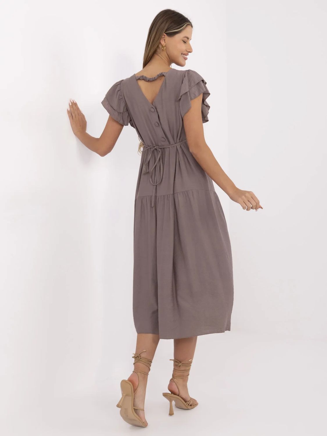 Béżowa rozkloszowana sukienka z dekoltem w kształcie V