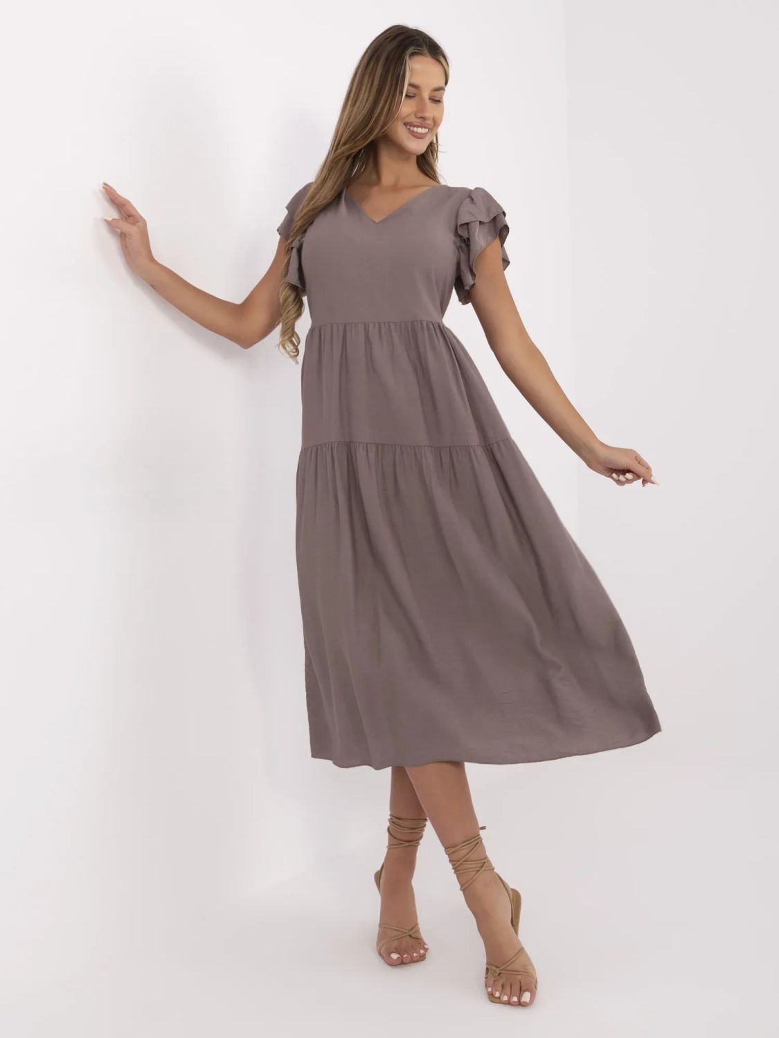 Béżowa rozkloszowana sukienka z dekoltem w kształcie V