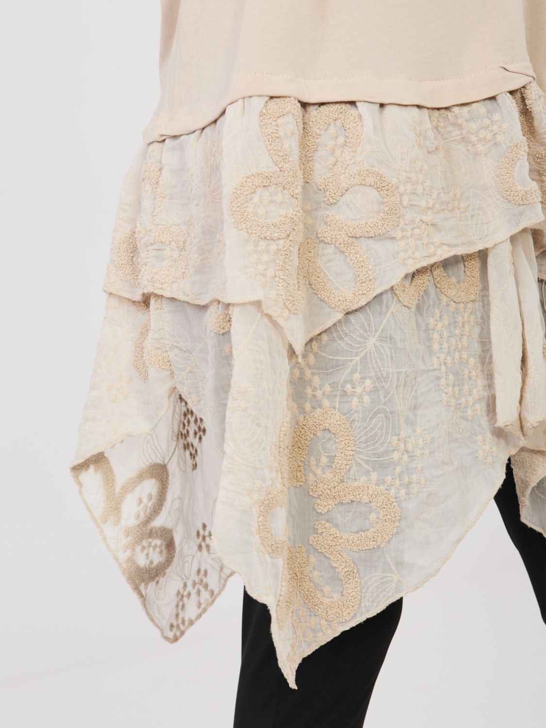 Beżowa bawełniana bluzka z krótkim rękawem i falbaną