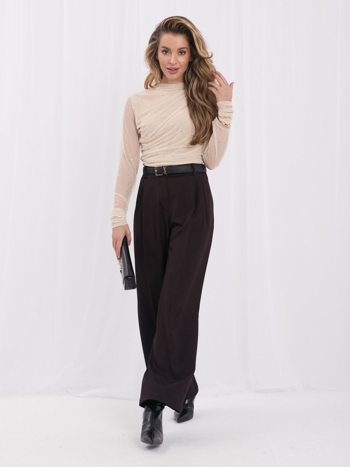 Elegancka beżowa bluzka ze stójką i aplikacją z cekinami