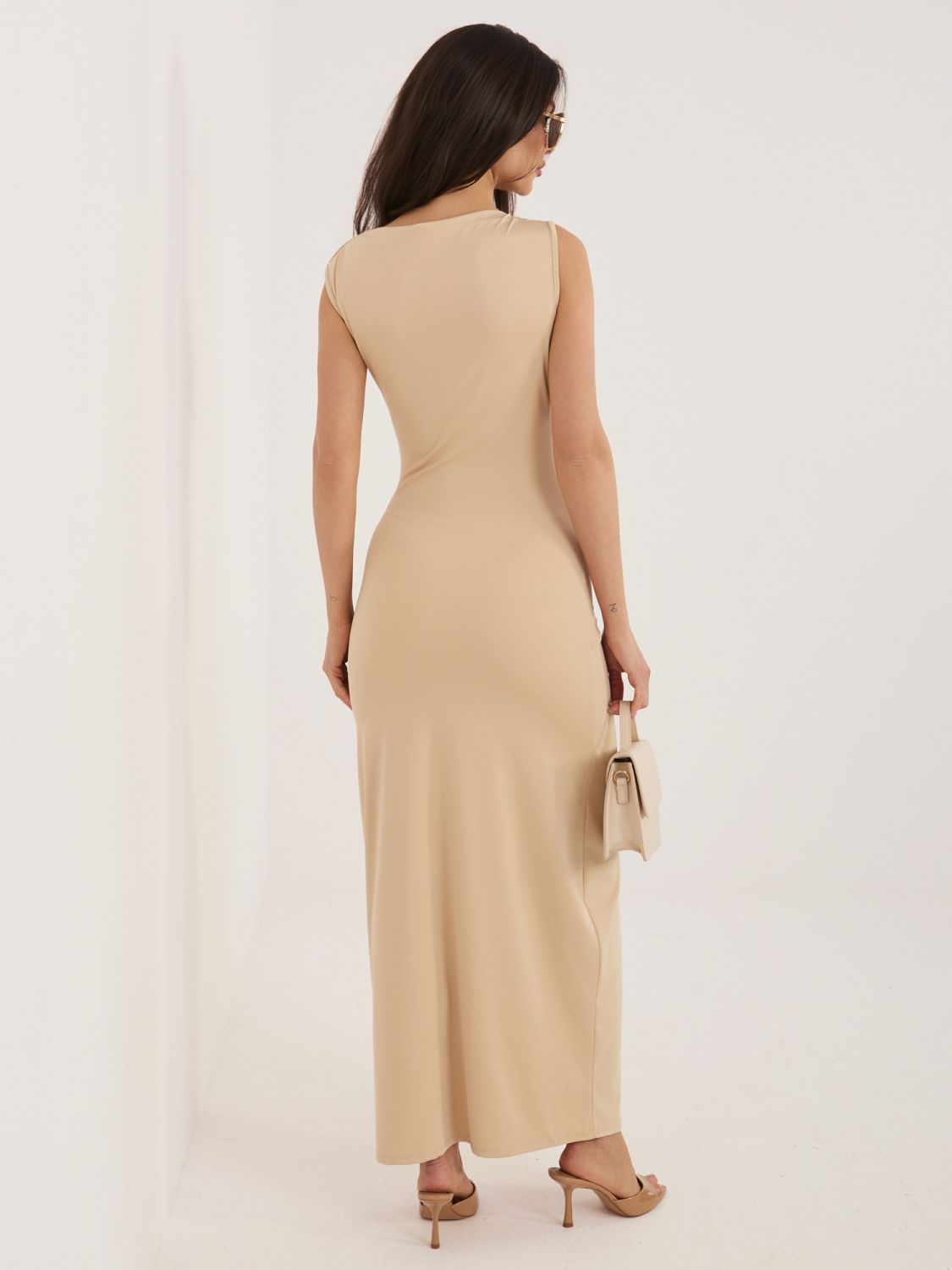 Beżowa ołówkowa sukienka midi bez rękawów