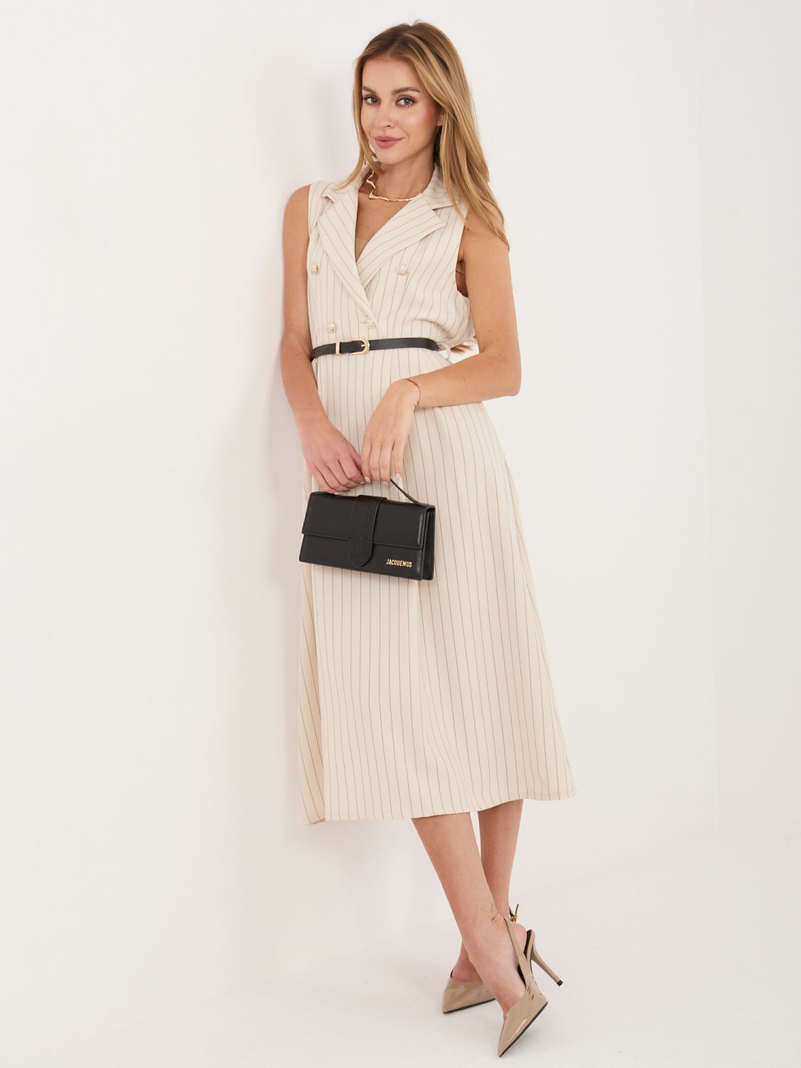 Beżowa rozkloszowana sukienka midi z paskiem i kołnierzykiem