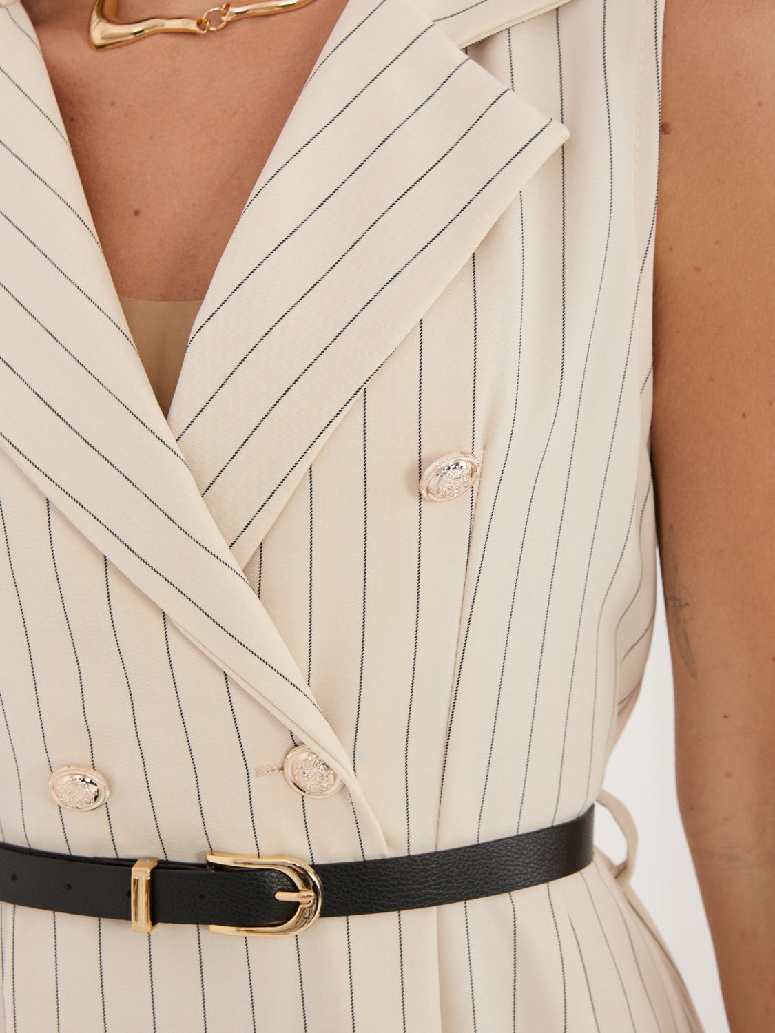 Beżowa rozkloszowana sukienka midi z paskiem i kołnierzykiem