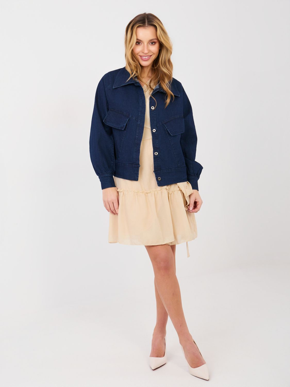 Beżowa kopertowa sukienka koktajlowa z aplikacją