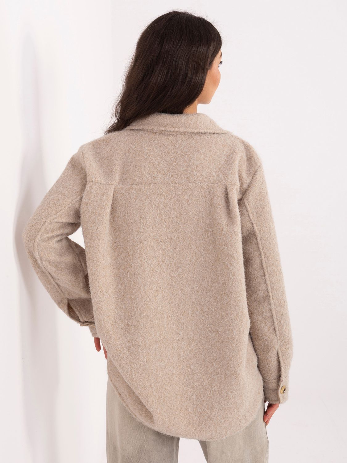 Beżowa kurtka przejściowa z kołnierzykiem i kieszeniami