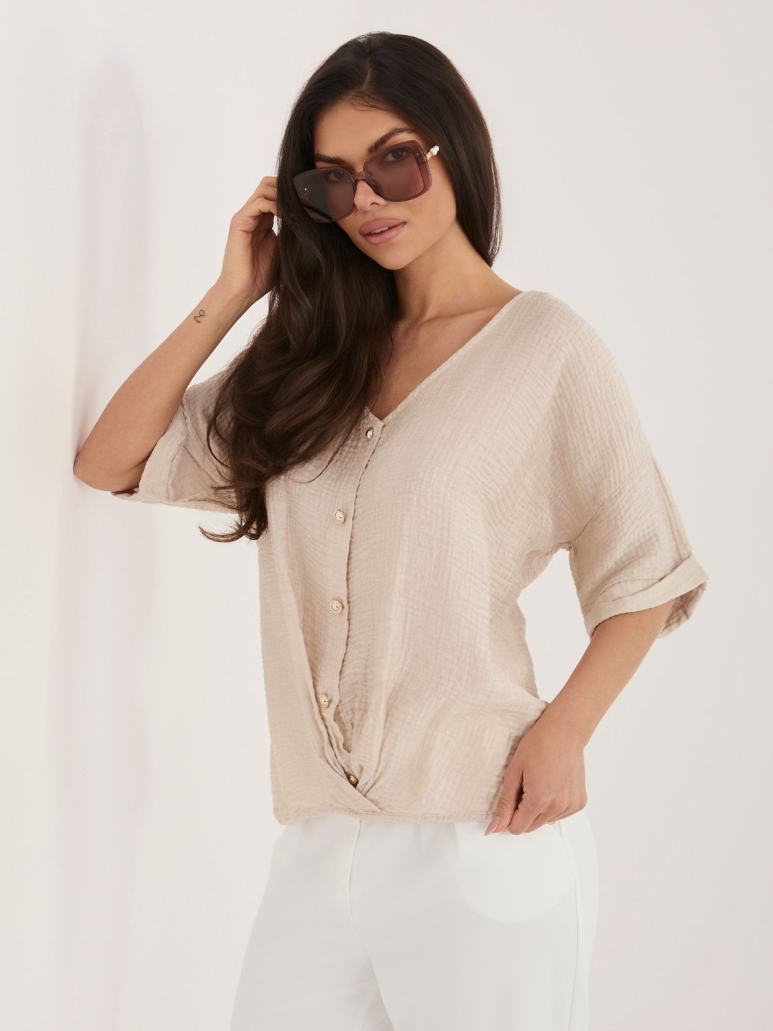 Beżowa bluzka z dekoltem w serek i fakturą materiału