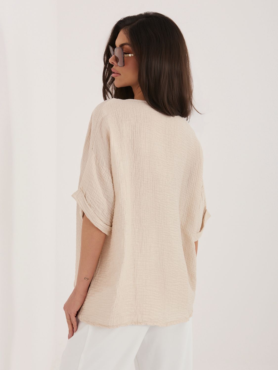 Beżowa bluzka z dekoltem w serek i fakturą materiału