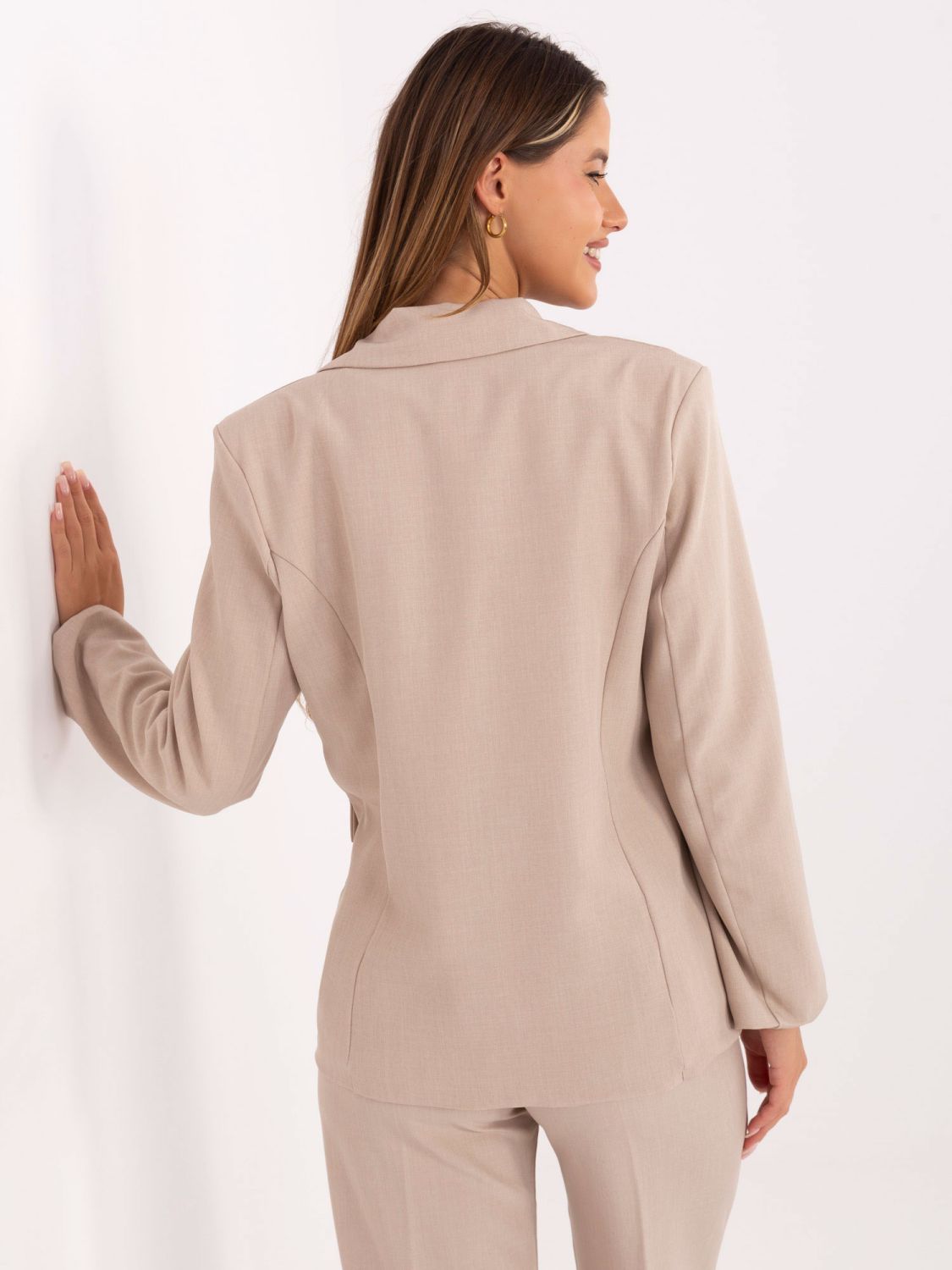 Elegancka beżowa marynarka z broszką i podszewką