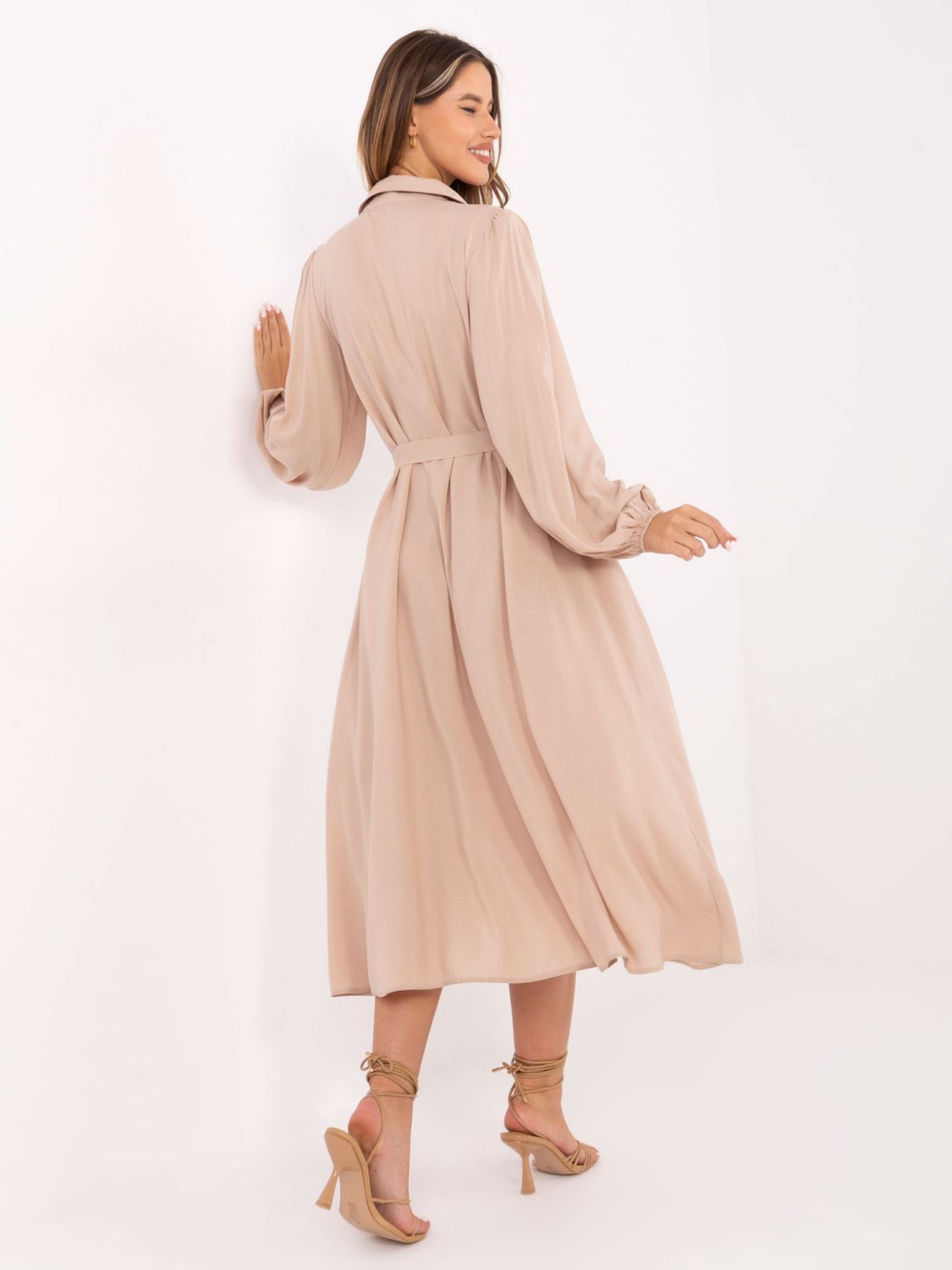 Elegancka beżowa midi sukienka z długim rękawem