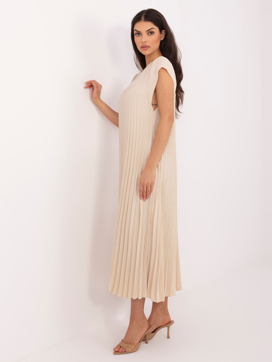 Beżowa midi sukienka koktajlowa z kieszeniami