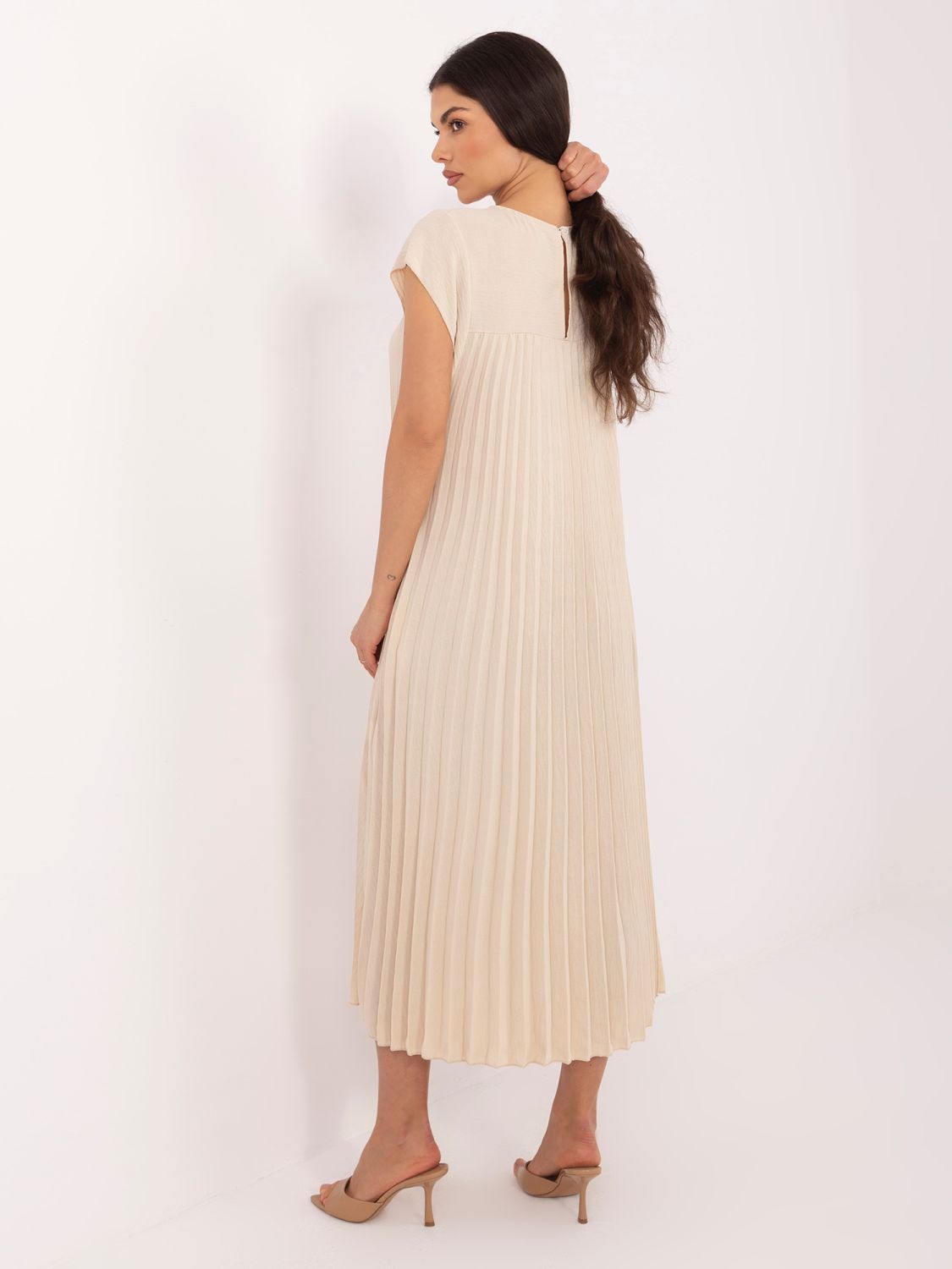 Beżowa midi sukienka koktajlowa z kieszeniami