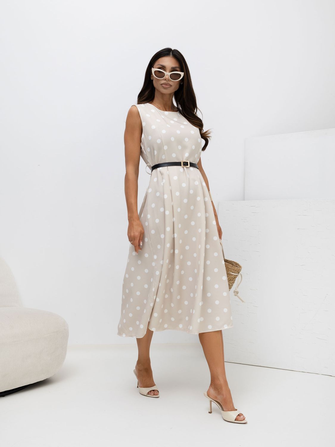 Beżowa sukienka midi w grochy z paskiem