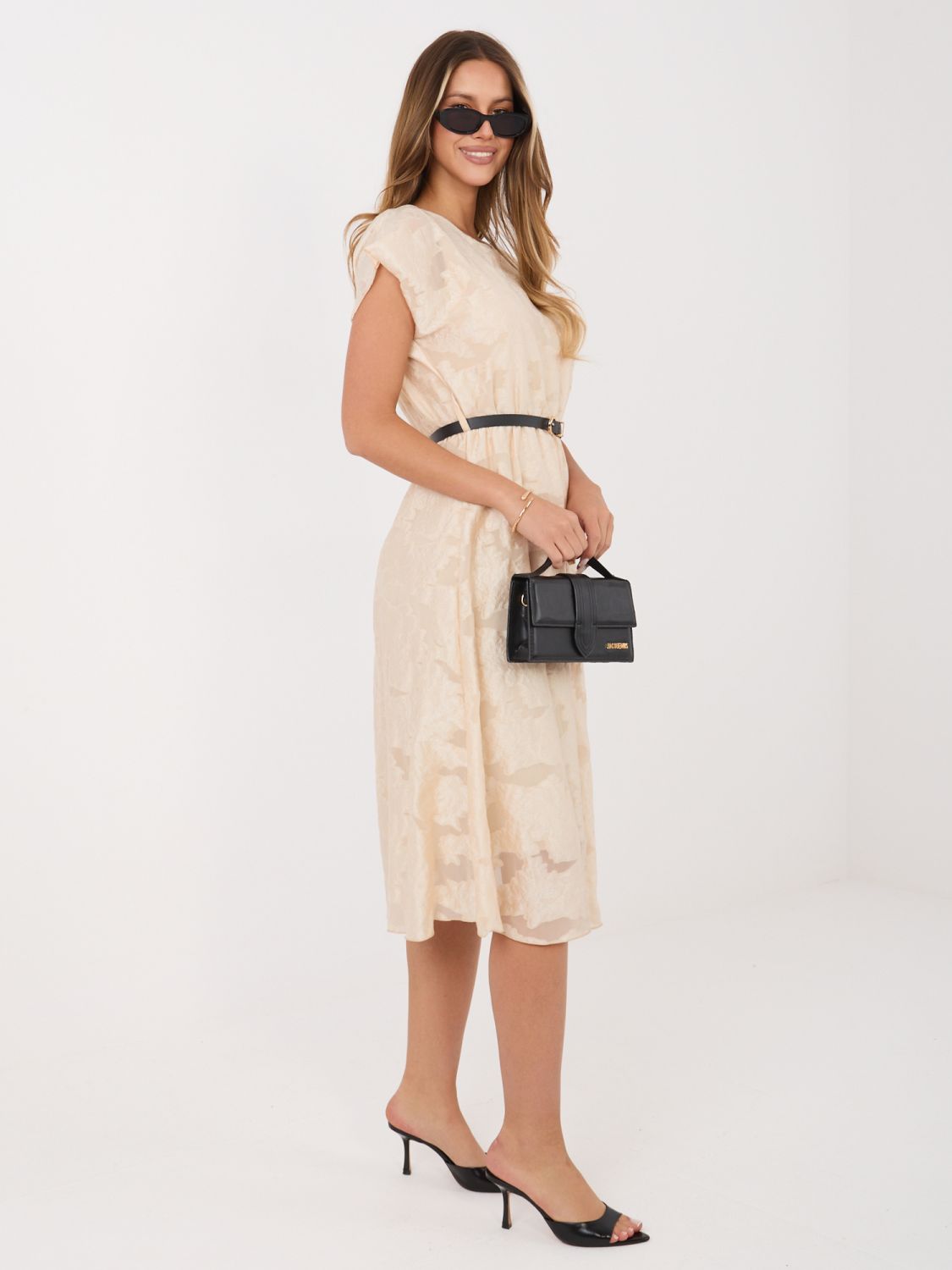 Beżowa rozkloszowana sukienka midi z paskiem