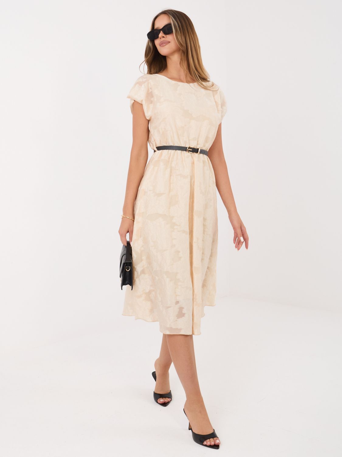 Beżowa rozkloszowana sukienka midi z paskiem