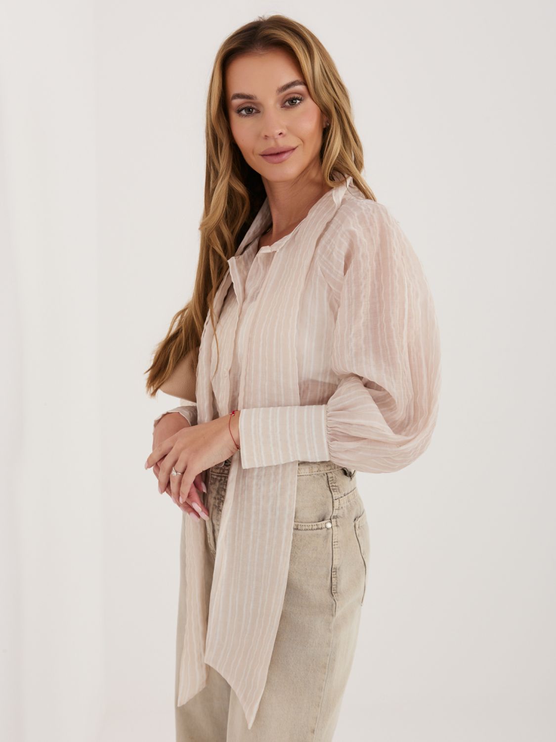 Beżowa koszula w paski z wiązaniem i bufiastym rękawem